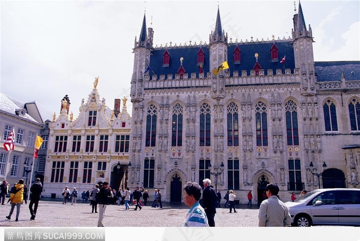 多彩的古堡下的行人