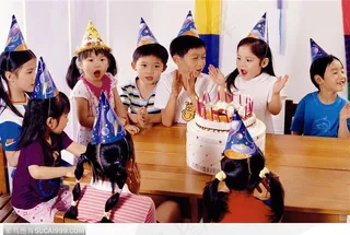 生日会上唱生日歌的儿童
