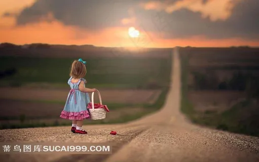走在公路上的女孩摄影