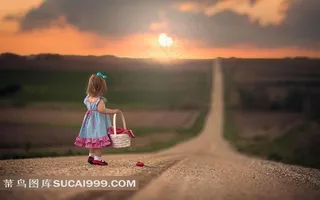 走在公路上的女孩摄影