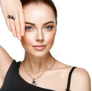 戴着项链和戒指的美女模特高清图片