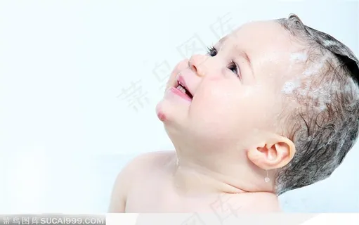 正在洗澡洗头的婴儿小宝贝