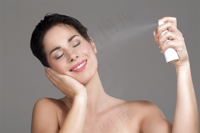 正在喷香水的美女