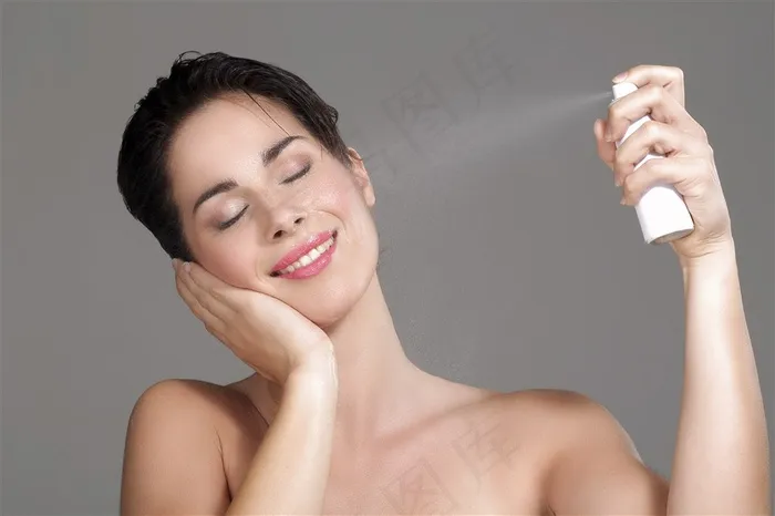 正在喷香水的美女