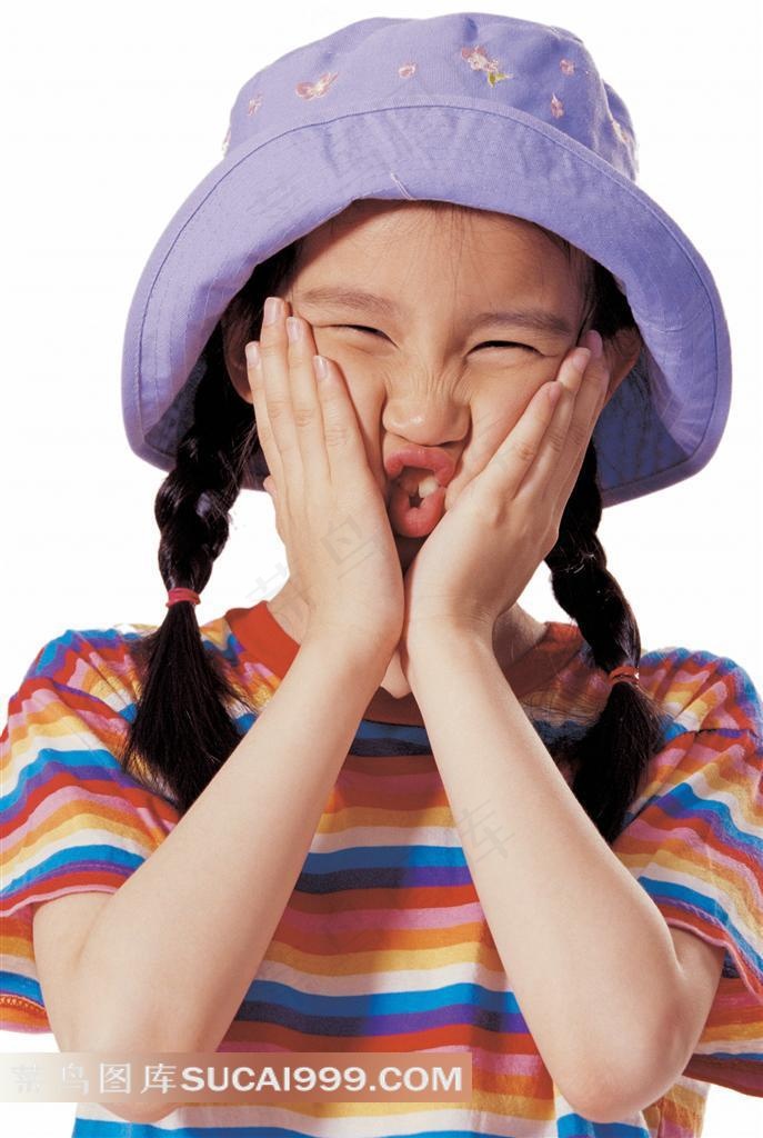 戴帽子手托腮的可爱小女孩