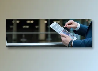 正在使用平板电脑的商务人士高清图片