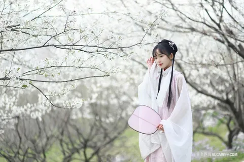 超清户外梨花树下白衣古装少女写真图片