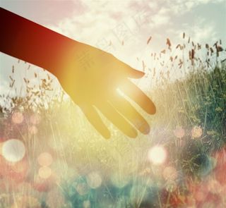 晨曦里的手影