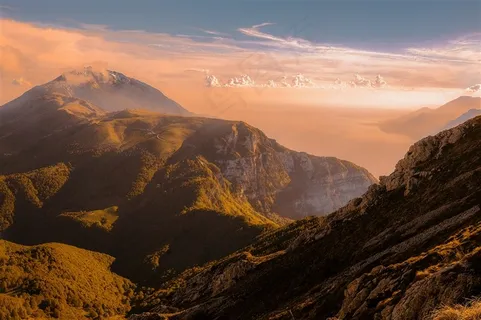 崇山峻岭的山峰图片 崇山峻岭的山峰图片