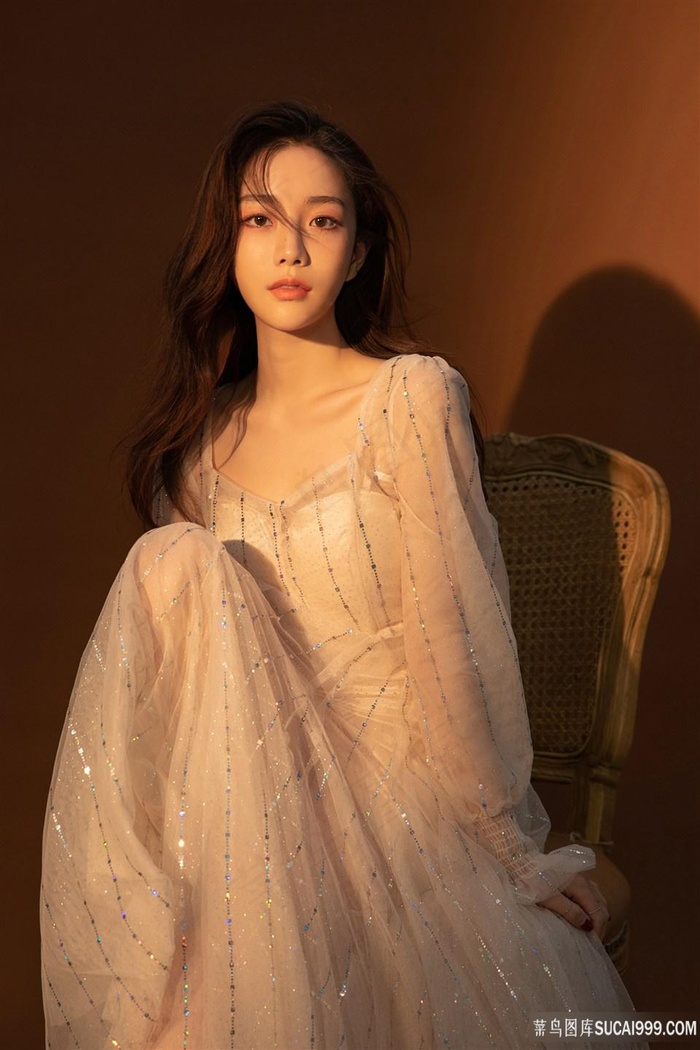 坐在椅子上的清纯气质女神软妹写真图片