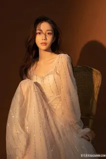 坐在椅子上的清纯气质女神软妹写真图片 坐在椅子上的清纯气质女神软妹写真图片