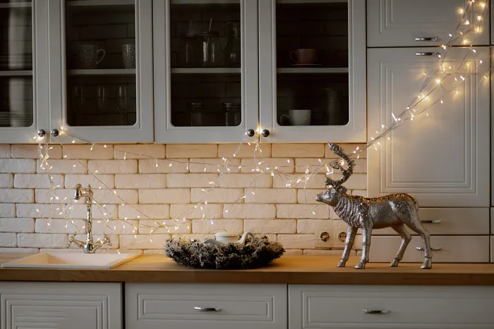 圣诞节厨房装饰圣诞球台面装饰圣诞室内场景(37)