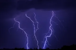 紫色背景下的闪电高清图