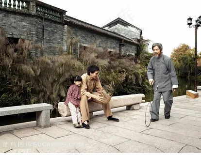 祖孙三代天伦图