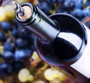 用开瓶器开红酒瞬间