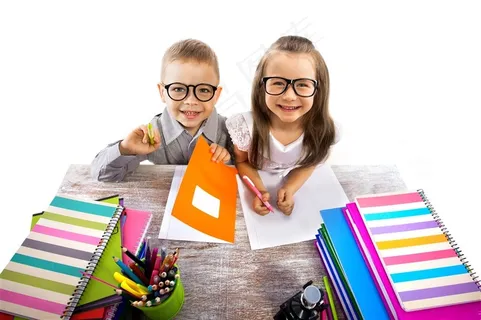 做作业的两个小孩