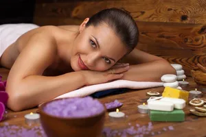 开心做SPA美容的美女