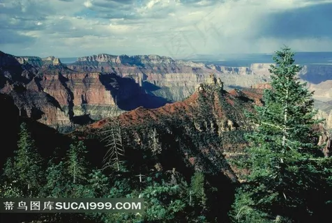 山水剪影天空下的山涧