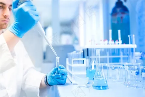 做实验的科学家高清图 做实验的科学家高清图