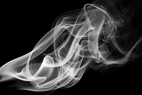 黑色背景上的白色烟雾摄影高清图片 黑色背景上的白色烟雾摄影高清图片