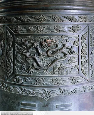 传统工艺品-祥龙花纹的钟