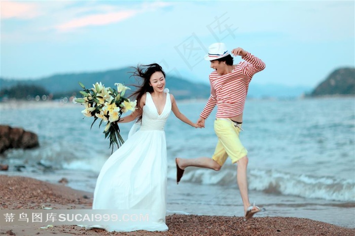 海边夫妻狂奔唯美婚纱照