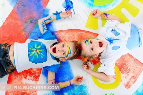 躺在彩色油漆里的孩子