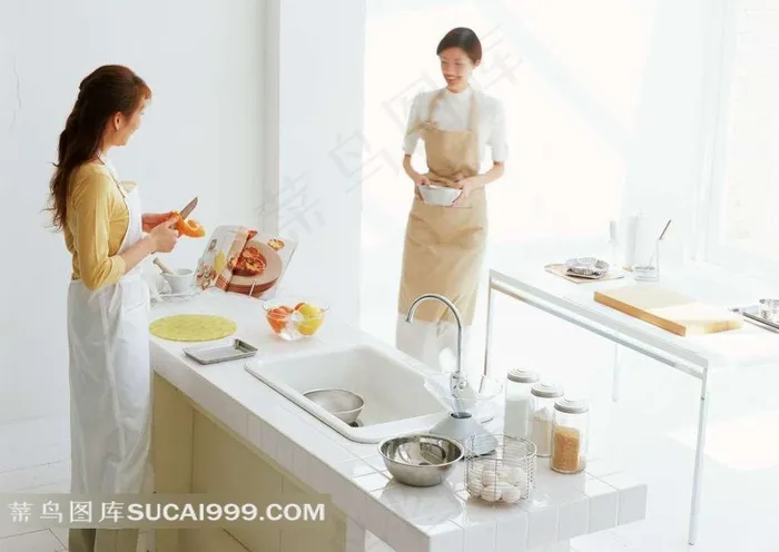 厨房切菜烹调的女人