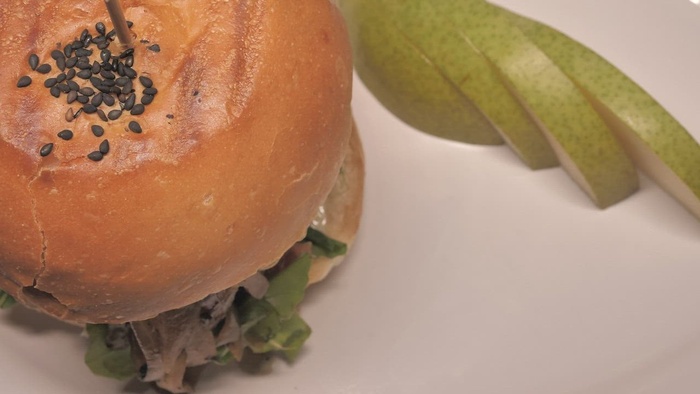 汉堡和盘子里的梨片