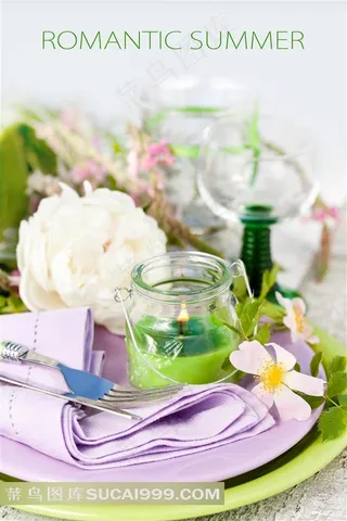 餐桌上的餐具蜡烛鲜花高清摄影图