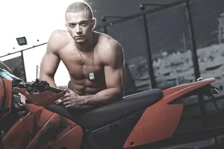 手枕着摩托车的人