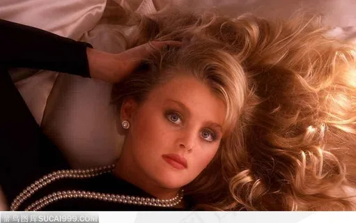 PlayBoy（花花公子）-躺在床上散乱头发带着珍珠项链的金发成熟女模特