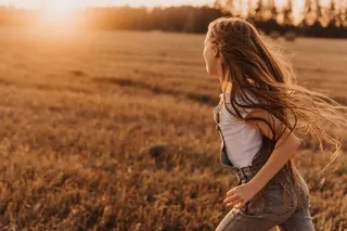 清晨阳光女生背影图片