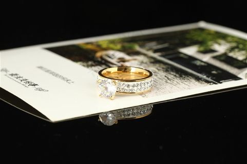 一直放在画册上的戒指