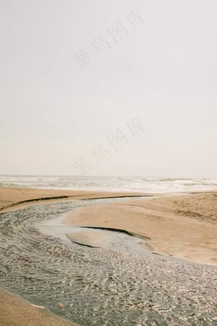 河水汇入大海图片