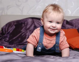 身穿背带裤的可爱宝宝摄影高清图片