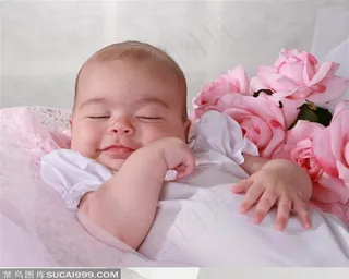 躺在鲜花旁微笑的可爱婴儿