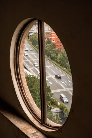 圆形窗户外的车流