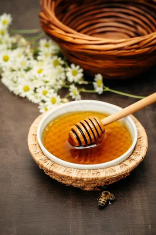 蜂蜜蜜蜂美食摄影图