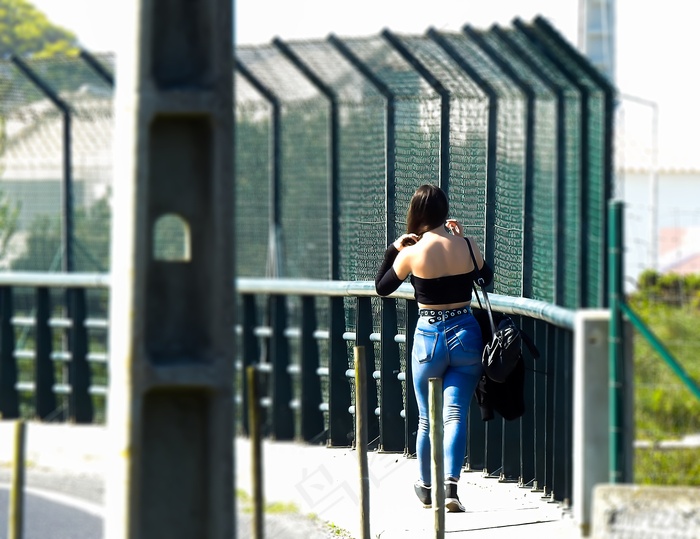 街拍丰臀牛仔裤美女图片