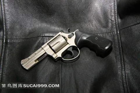 皮衣上的转轮手枪