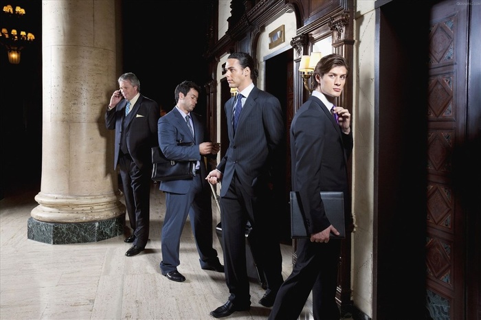 电梯间商务男士