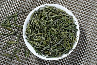 深绿色竹叶青茶叶摄影