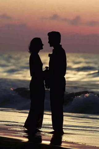 落日海边沙滩情侣散步，爱情520情人节婚纱照