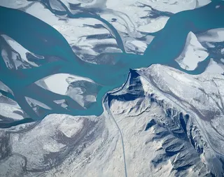 鸟瞰山岭泥沙间的河流