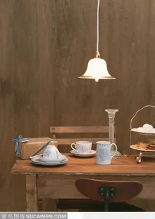 吊灯下的瓷盘瓷杯与烛台