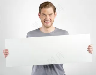 手拿长方形白纸的外国男子