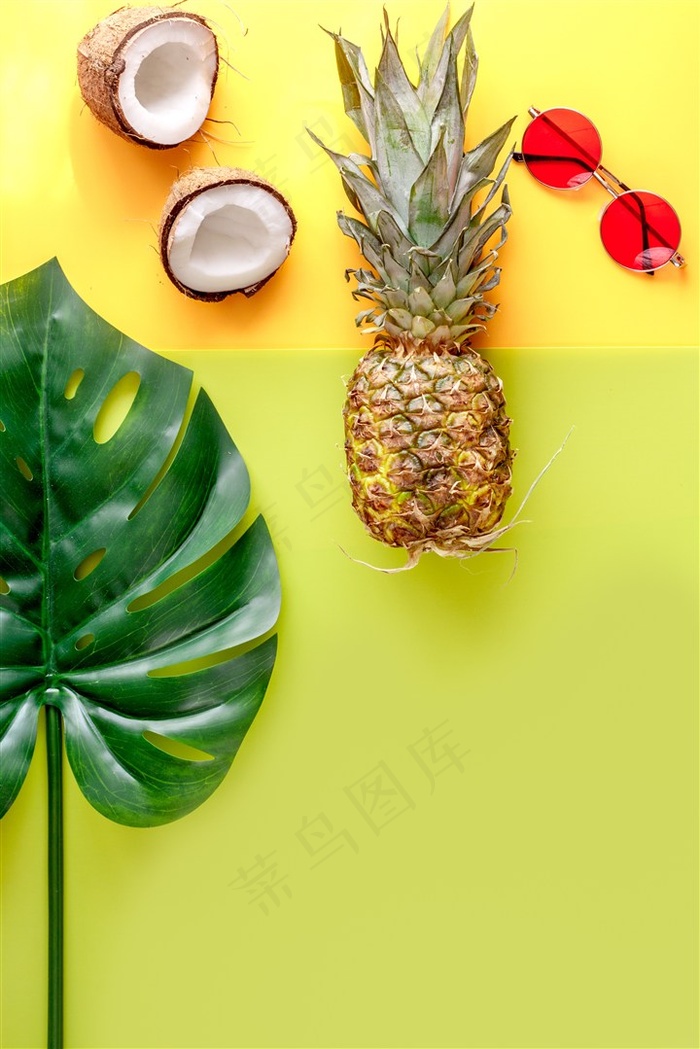 夏季菠萝和椰子椰青顶视图背景