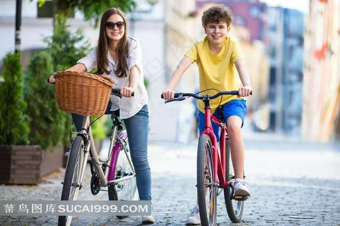 骑自行车的儿童