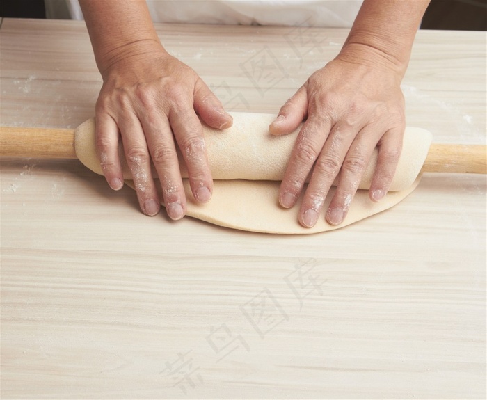正在双手做饼的图片